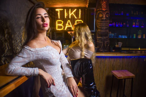 Zwei schöne Mädchen trinken Cocktails in der Bar — Stockfoto