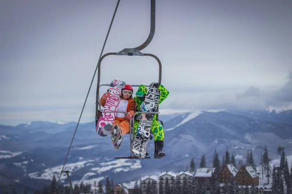 Dragobrat, Ucrania - 26 de diciembre de 2018: Niñas y niños esquian y practican snowboard —  Fotos de Stock