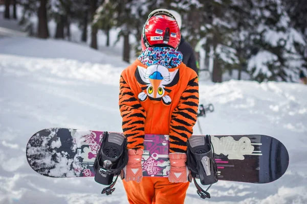 Dragobrat, Ukrajina - 26. prosince 2018: Dívky a chlapci lyžují a jezdí na snowboardu — Stock fotografie