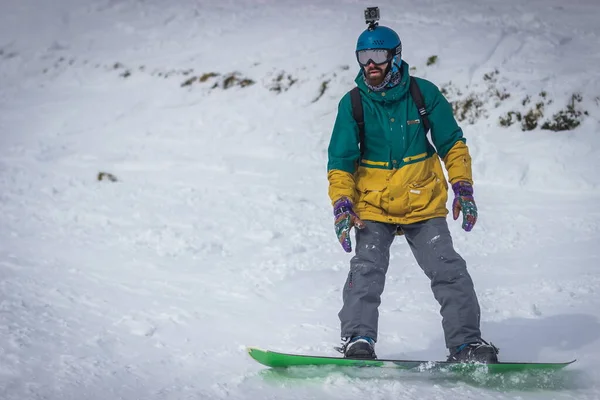 Dragobrat, Ucrânia - 26 de dezembro de 2018: meninas e meninos esquiam esqui e snowboard — Fotografia de Stock