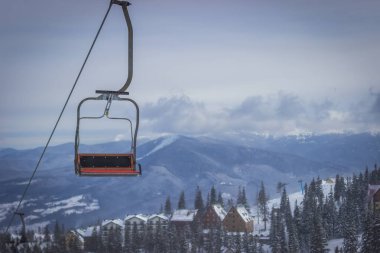 Dragobrat, Ukrayna - 26 Aralık 2018: Kızlar ve oğlanlar kayak ve snowboard yapıyor