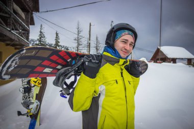 Dragobrat, Ukrayna - 26 Aralık 2018: Kızlar ve oğlanlar kayak ve snowboard yapıyor