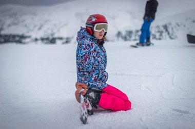 Dragobrat, Ukrayna - 26 Aralık 2018: Kızlar ve oğlanlar kayak ve snowboard yapıyor