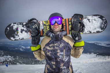 Dragobrat, Ukrayna - 26 Aralık 2018: Kızlar ve oğlanlar kayak ve snowboard yapıyor