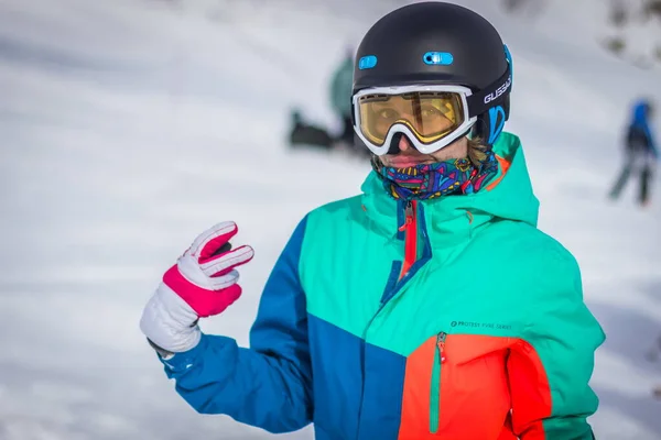 Dragobrat, Ukraina - 26 december 2018: Flickor och pojkar åker skidor och snowboard — Stockfoto