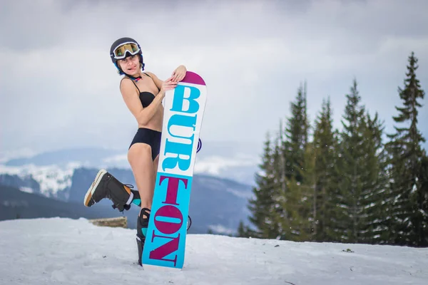 Fille avec snowboard en sous-vêtements dans la neige — Photo