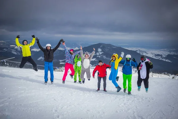 Dragobrat, Ukraine - December 26, 2018: Girls and boys ski ingly ski and snowboard — Stock Photo, Image