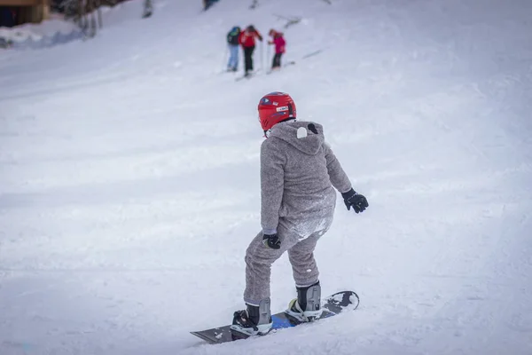 Dragobrat, Ucrânia - 26 de dezembro de 2018: meninas e meninos esquiam esqui e snowboard — Fotografia de Stock