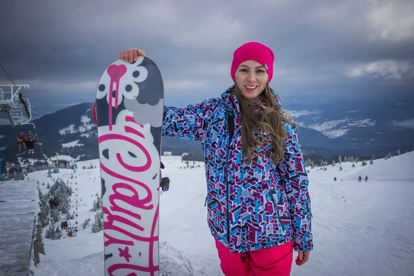 Dragobrat, Oekraïne - 26 december 2018: Jongens en meisjes skiën en snowboarden — Stockfoto