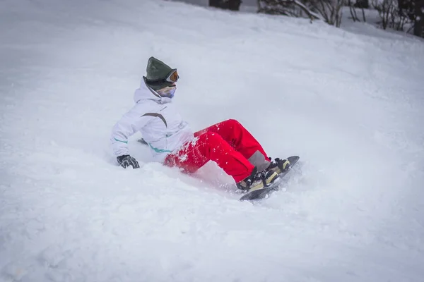 Dragobrat, Oekraïne - 26 december 2018: Jongens en meisjes skiën en snowboarden — Stockfoto