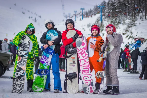 2018年12月26日，乌克兰德拉戈布拉特：男孩和女孩单独滑雪和滑雪板 — 图库照片