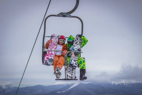 Dragobrat, Ukrayna - 26 Aralık 2018: Kızlar ve oğlanlar kayak ve snowboard yapıyor — Stok fotoğraf