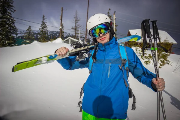 Dragobrat, Ουκρανία - 26 Δεκεμβρίου 2018: Σκι σκι και snowboard κοριτσιών και αγοριών — Φωτογραφία Αρχείου