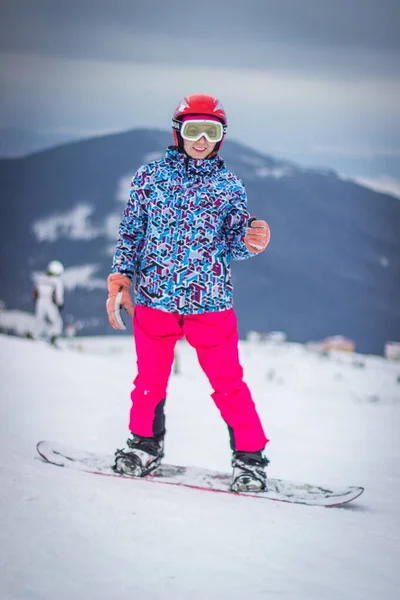 Dragobrat, Ukraine - December 26, 2018: Girls and boys ski ingly ski and snowboard — Stock Photo, Image