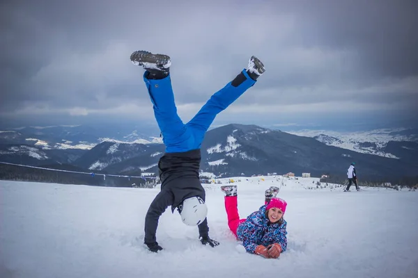 Dragobrat, Ucrania - 26 de diciembre de 2018: Niñas y niños esquian y practican snowboard —  Fotos de Stock