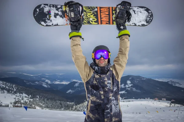 Dragobrat, Ukrayna - 26 Aralık 2018: Kızlar ve oğlanlar kayak ve snowboard yapıyor — Stok fotoğraf