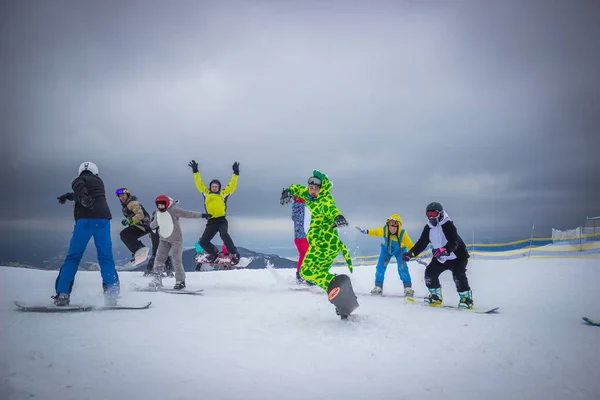 Dragobrat, Ukraine - 26 décembre 2018 : Ski et snowboard pour filles et garçons — Photo