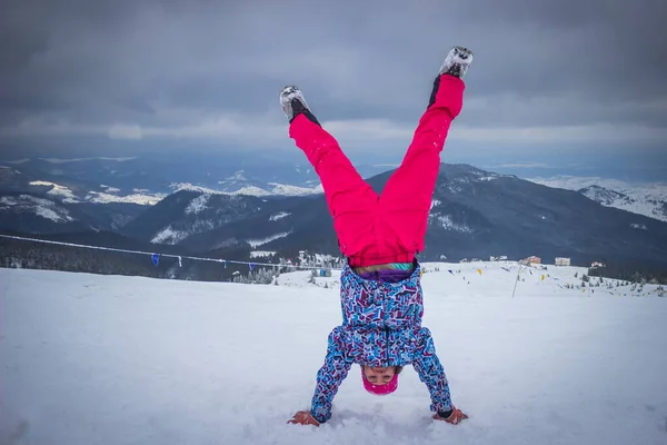 Dragobrat, Ukraina - 26 december 2018: Flickor och pojkar åker skidor och snowboard — Stockfoto