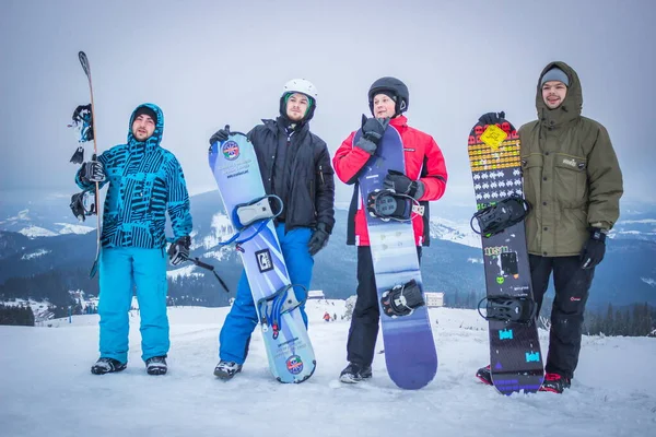 Dragobrat, Ukraine - 26 décembre 2018 : Ski et snowboard pour filles et garçons — Photo
