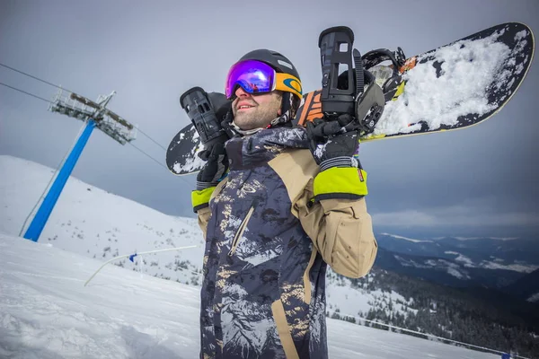 Dragobrat, Ukraina - 26 december 2018: Flickor och pojkar åker skidor och snowboard — Stockfoto