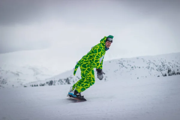ドラゴブラット、ウクライナ- 2018年12月26日:女の子と男の子がスキーやスノーボードを楽しんでいます — ストック写真