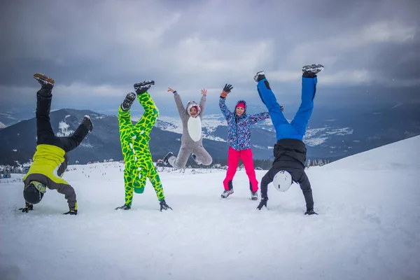 Dragobrat, Oekraïne - 26 december 2018: Jongens en meisjes skiën en snowboarden — Stockfoto