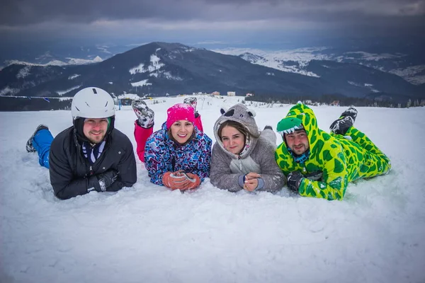 2018年12月26日，乌克兰德拉戈布拉特：男孩和女孩单独滑雪和滑雪板 — 图库照片