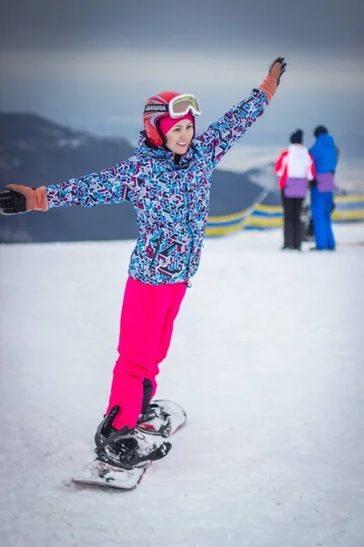 Драгобрат, Украина - 26 декабря 2018 года: Девочки и мальчики катаются на лыжах и сноуборде — стоковое фото