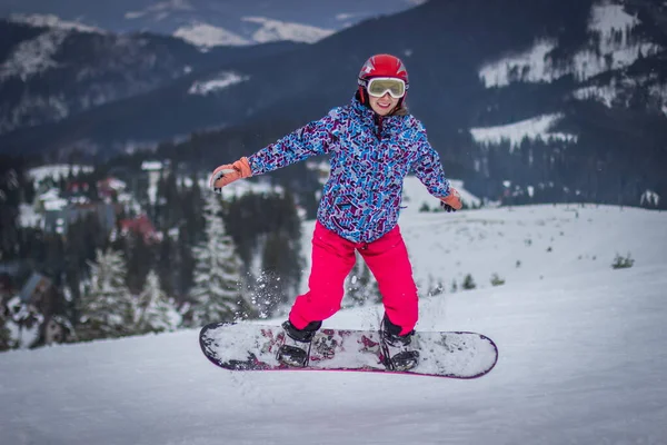 Dragobrat, Ucrânia - 26 de dezembro de 2018: meninas e meninos esquiam esqui e snowboard — Fotografia de Stock