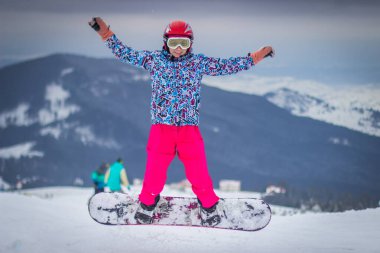 Dragobrat, Ukrayna - 26 Aralık 2018: Kızlar ve oğlanlar kayak ve snowboard yapıyor