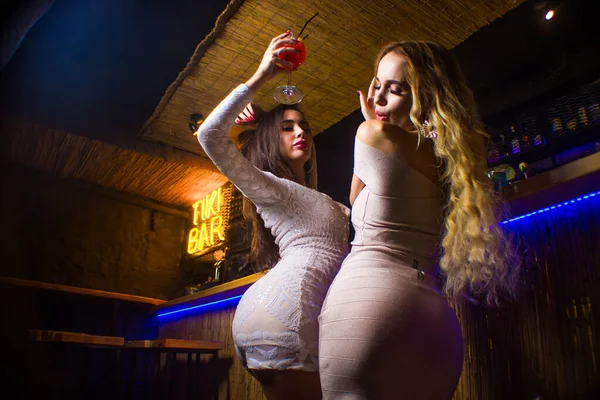 Két gyönyörű lány koktélozik a bárban. — Stock Fotó