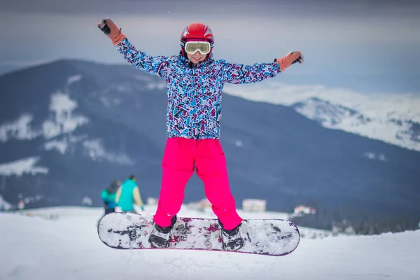 Dragobrat, Ucrania - 26 de diciembre de 2018: Niñas y niños esquian y practican snowboard —  Fotos de Stock