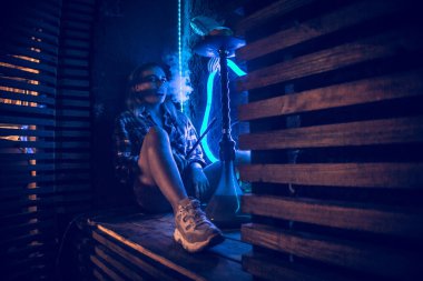 Güzel kız nargile içiyor.