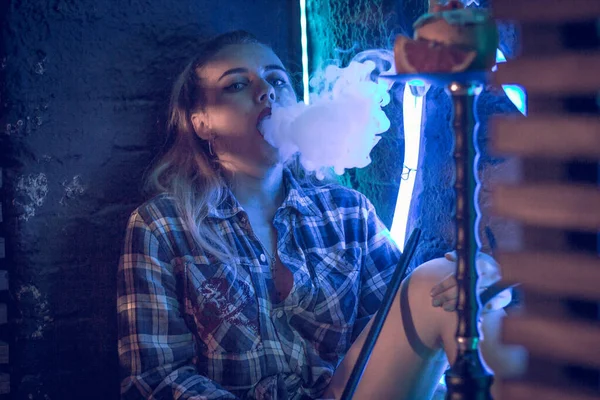 Menina bonita fuma narguilé — Fotografia de Stock