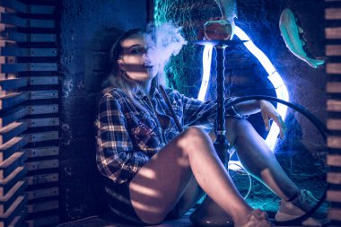 Güzel kız nargile içiyor.