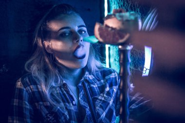 Güzel kız nargile içiyor.