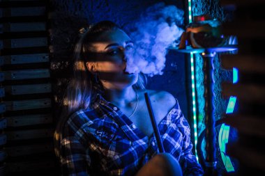 Güzel kız nargile içiyor.