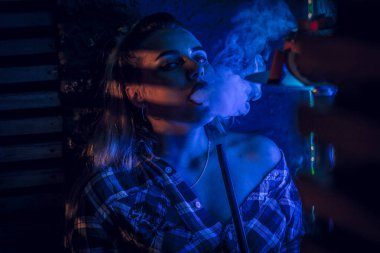 Güzel kız nargile içiyor.