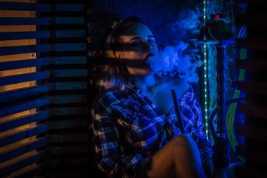 Güzel kız nargile içiyor.