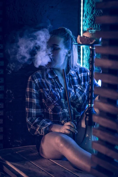 Krásná dívka kouří hookah — Stock fotografie
