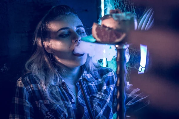 Красива дівчина курить кальян — стокове фото