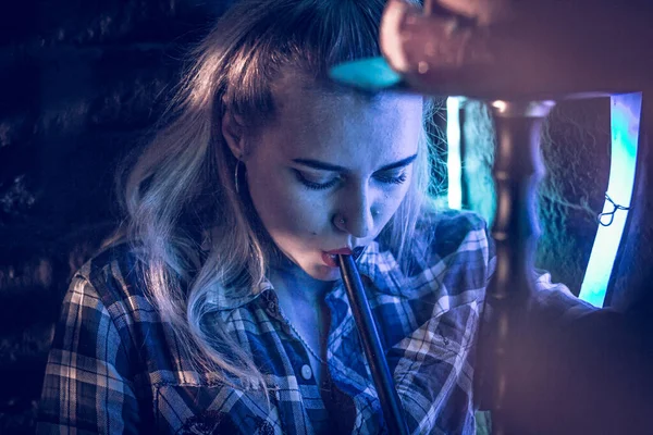 Menina bonita fuma narguilé — Fotografia de Stock