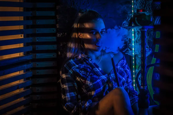 Menina bonita fuma narguilé — Fotografia de Stock