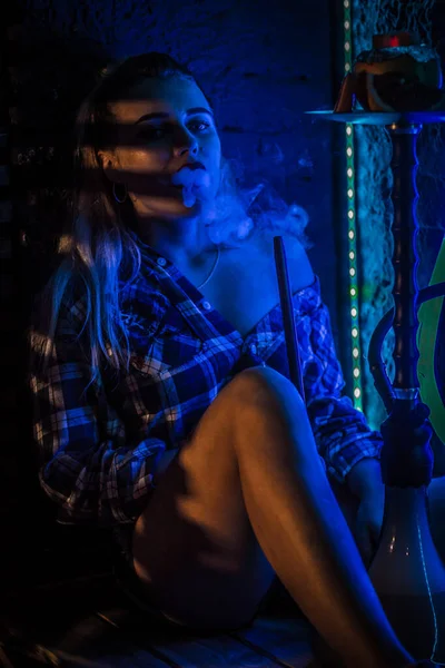 Krásná dívka kouří hookah — Stock fotografie