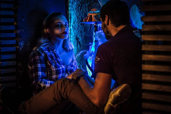 Парень и девушка курят кальян в баре — стоковое фото