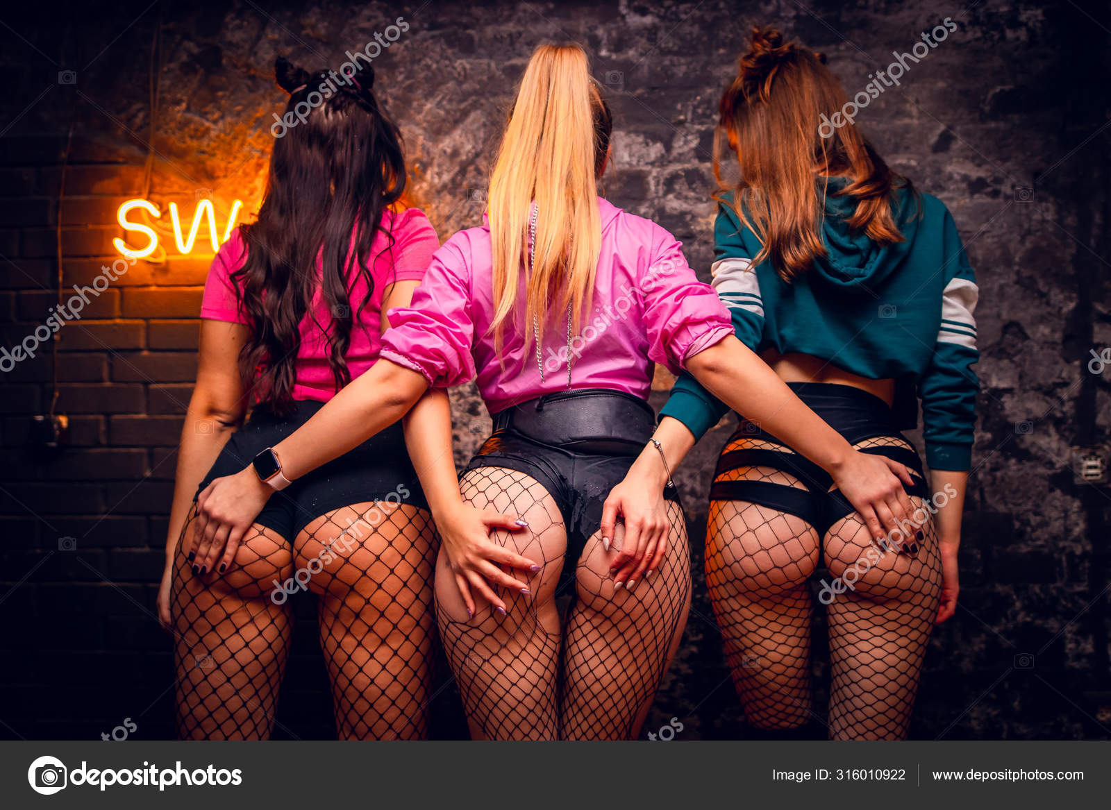 3 Girls Twerking