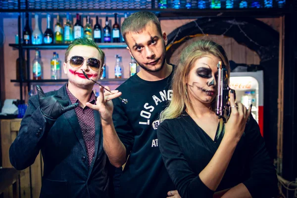 Мужское и женское искусство лица на Хэллоуин в баре — стоковое фото
