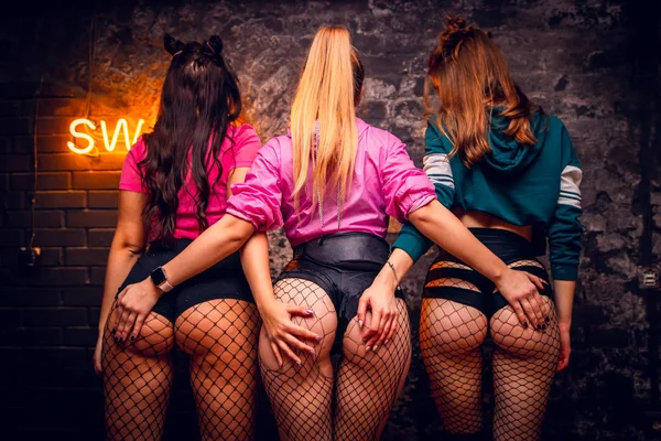 Jonge sexy meisjes twerking op het podium in nachtclub.Adult entertainment show.Twerk dansshow.Verleidelijke seksuele go-go dansers dansen op het podium — Stockfoto