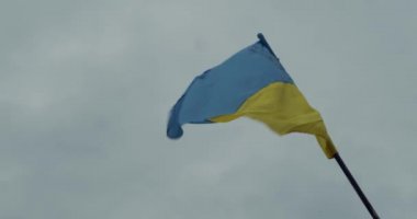 Ukrayna 'nın büyük ulusal bayrağı mavi gökyüzünde dalgalanıyor. Dnipro, Dnipropetrovsk 'taki büyük sarı Ukrayna devlet bayrağı. Bağımsızlık, Anayasa Günü, Ulusal Gün, metin alanı