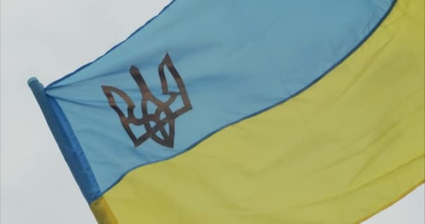 Η μεγάλη εθνική σημαία της Ουκρανίας κυματίζει στον γαλάζιο ουρανό. Μεγάλο κίτρινο μπλε ουκρανικό κρατικό πανό στην πόλη Dnipro, Dnipropetrovsk. Ανεξαρτησία, Ημέρα Συντάγματος, Εθνική Ημέρα, χώρος κειμένου — Αρχείο Βίντεο